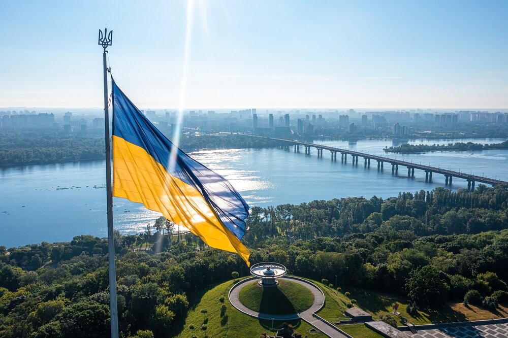 Ukrainische Flagge weht vor blauem Himmel